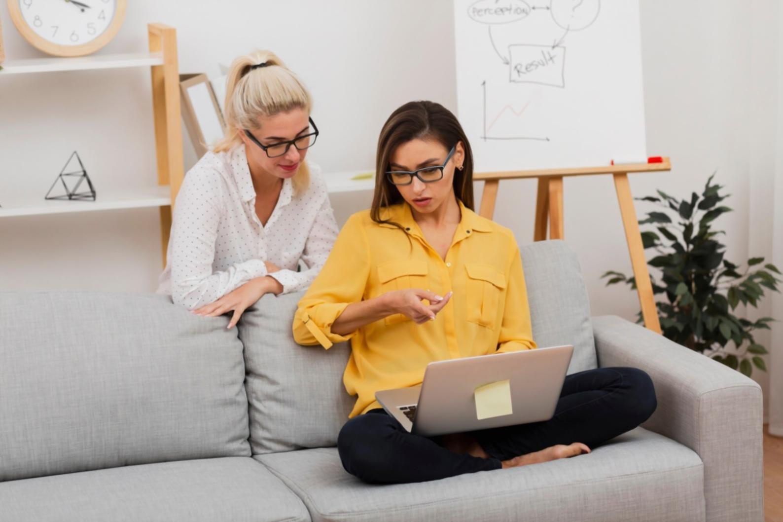 Arbeitsplatz bei velorinathqus mit modernen Büroräumen